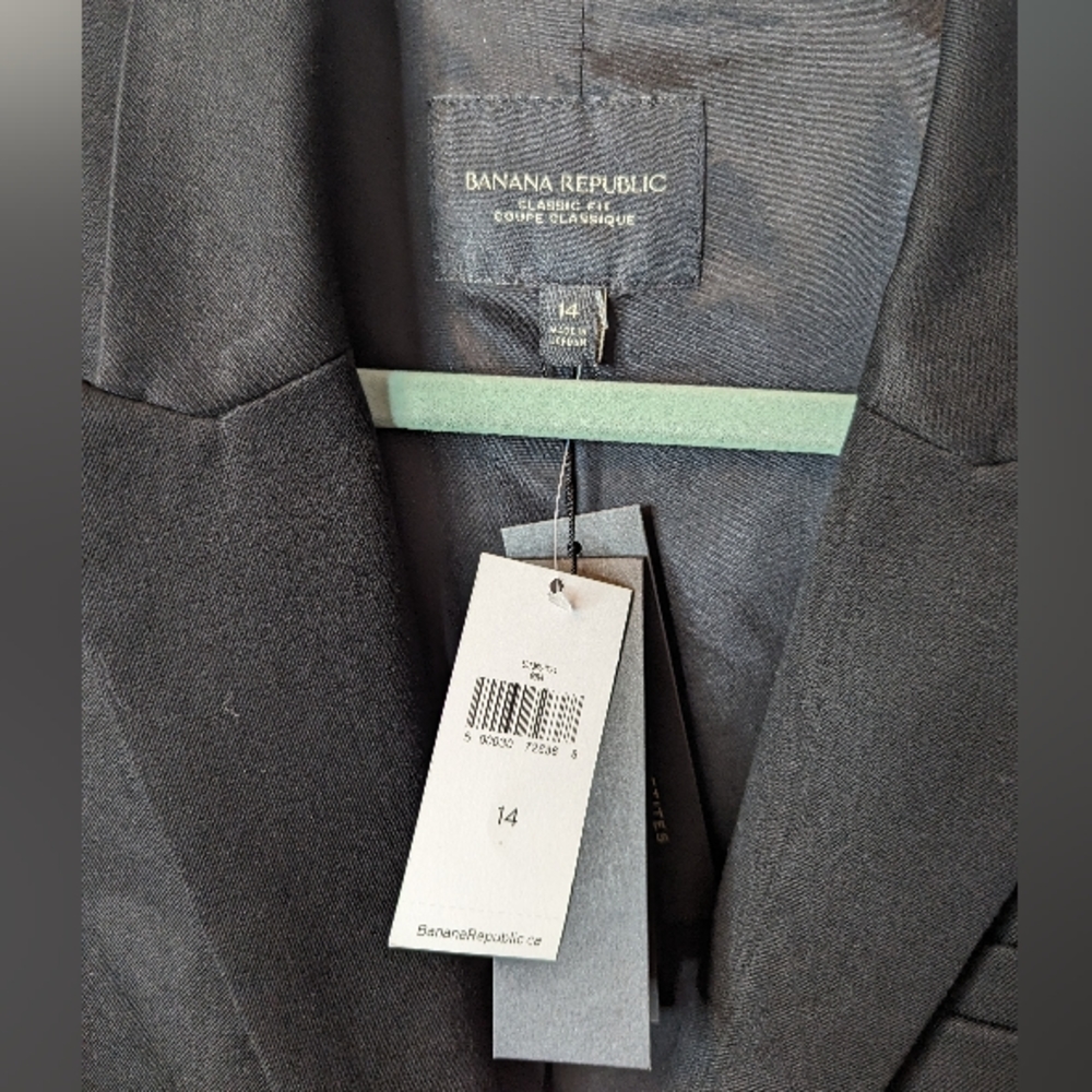 **SOLD** Banana Republic "Classic Fit" Blazer - Picture 4 of 8